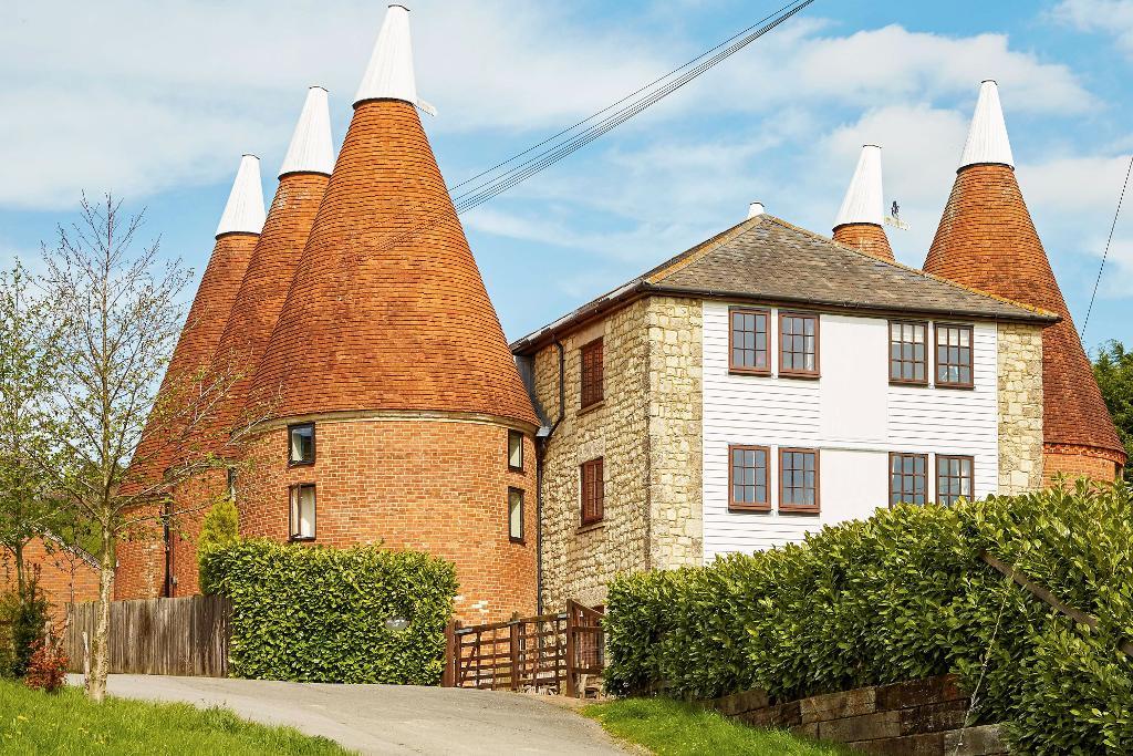 Amsbury Farm, East Street, Hunton, Kent, ME15 0QY