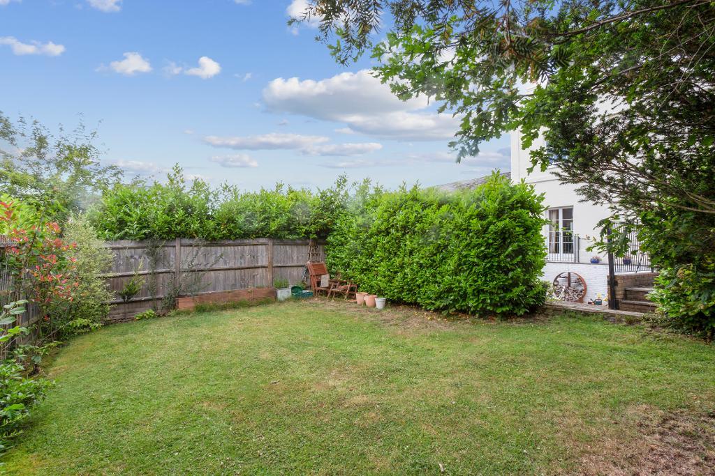 4 Bedroom Attached Home For Sale in High Street, Staplehurst, Kent