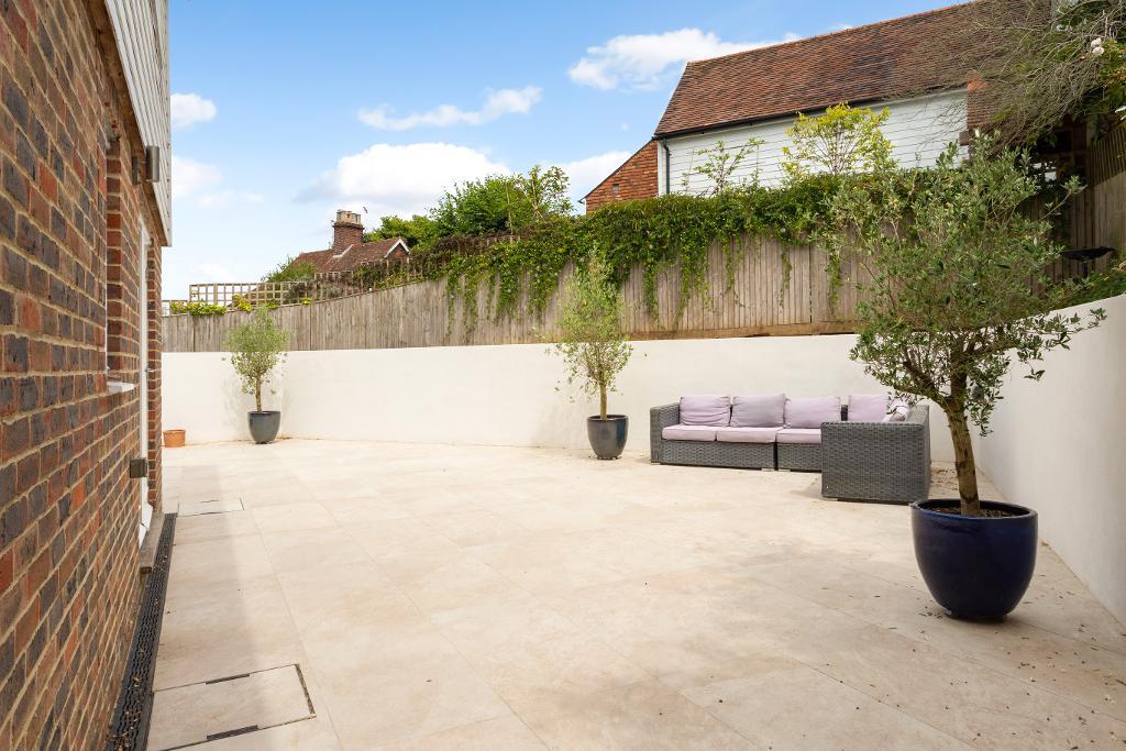 4 Bedroom Detached Home For Sale in Talbot Road, Hawkhurst, Kent, TN18