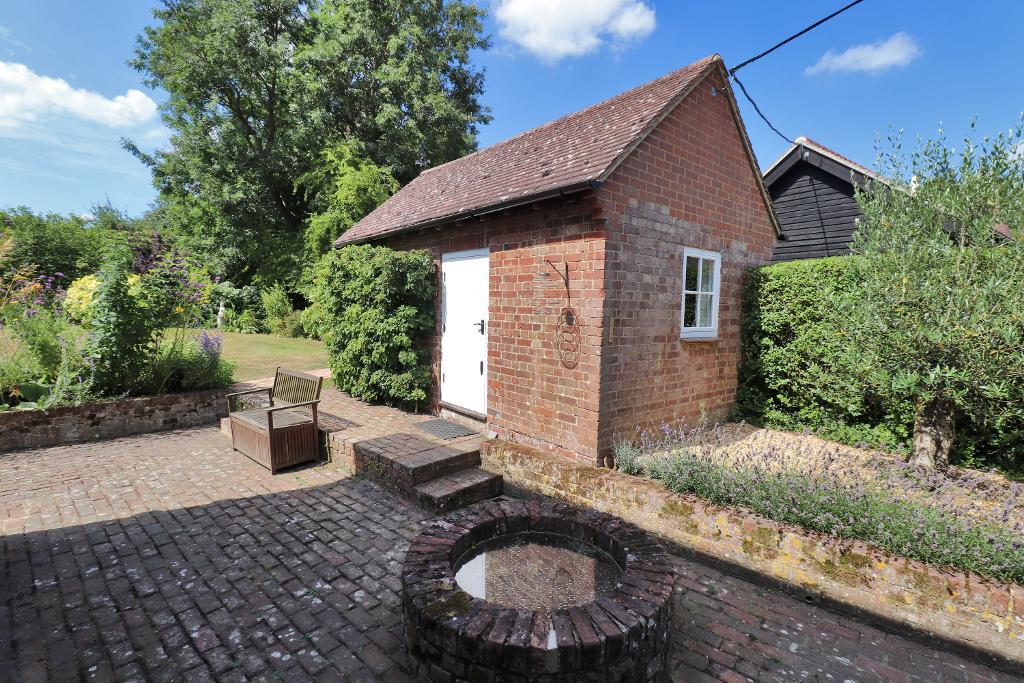 4 Bedroom Detached Home For Sale in Maytham Road, Rolvenden Layne, Kent
