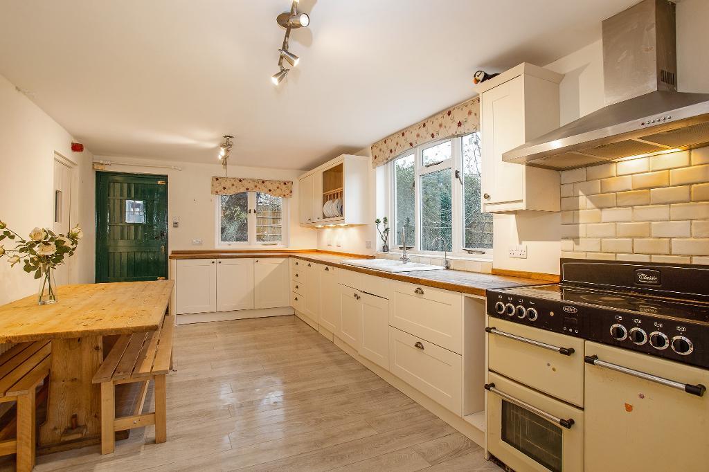 5 Bedroom Detached Home For Sale in Tenterden Road, Cranbrook, Kent