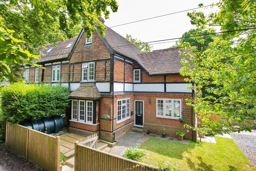 3 Bedroom Attached Home For Sale in Woodcock Lane, Iden Green, Kent