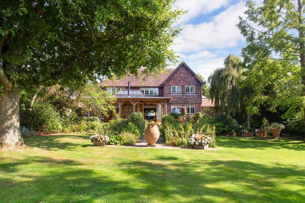 4 Bedroom Detached Home For Sale in Rye Road, Hawkhurst, Kent, TN18 5DW