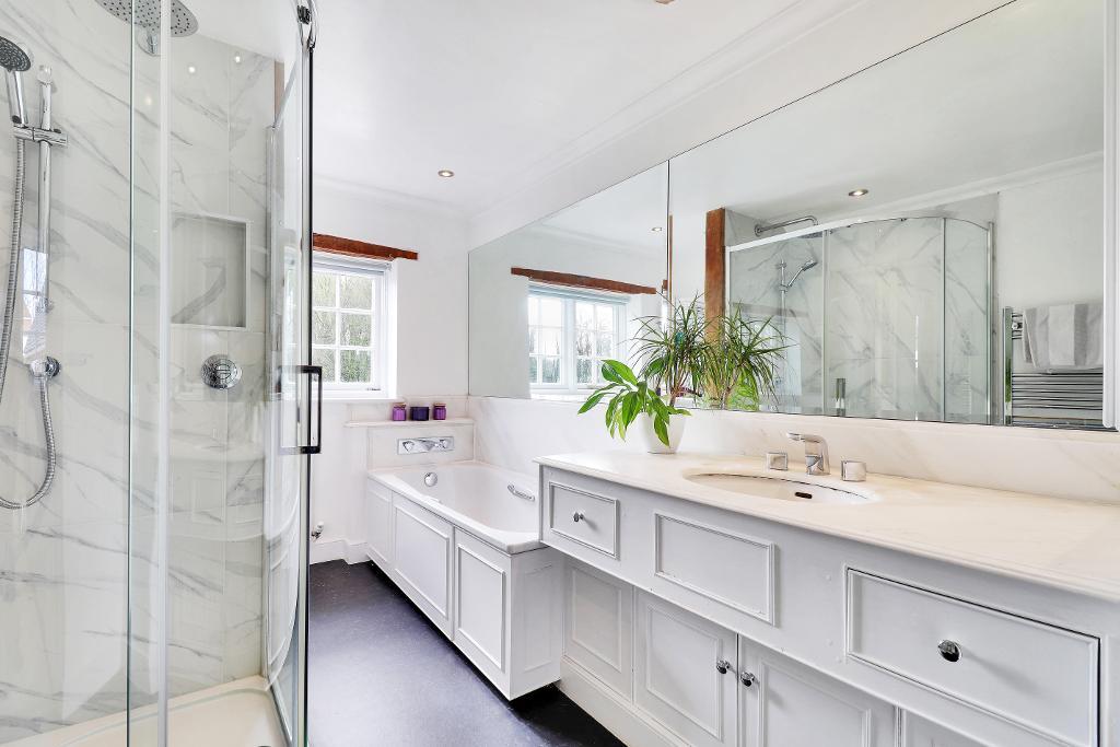 5 Bedroom Detached Home For Sale in Cranbrook Road, Tenterden, Kent