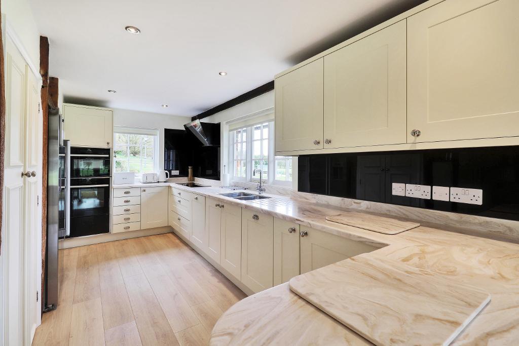 5 Bedroom Detached Home For Sale in Cranbrook Road, Tenterden, Kent