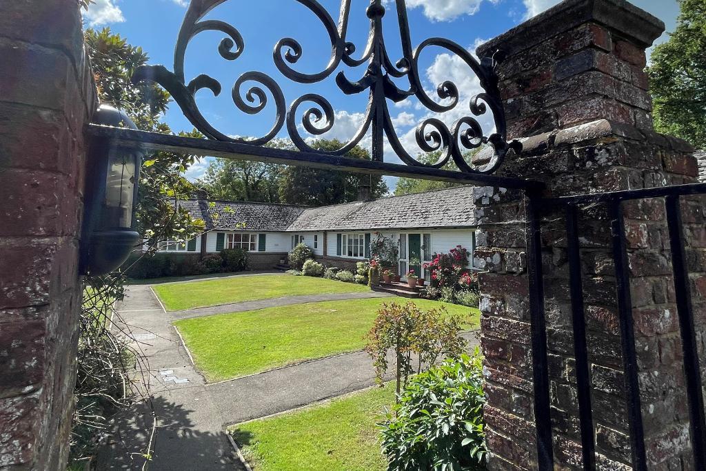 Benenden Road, Rolvenden, Kent, TN17 4JE